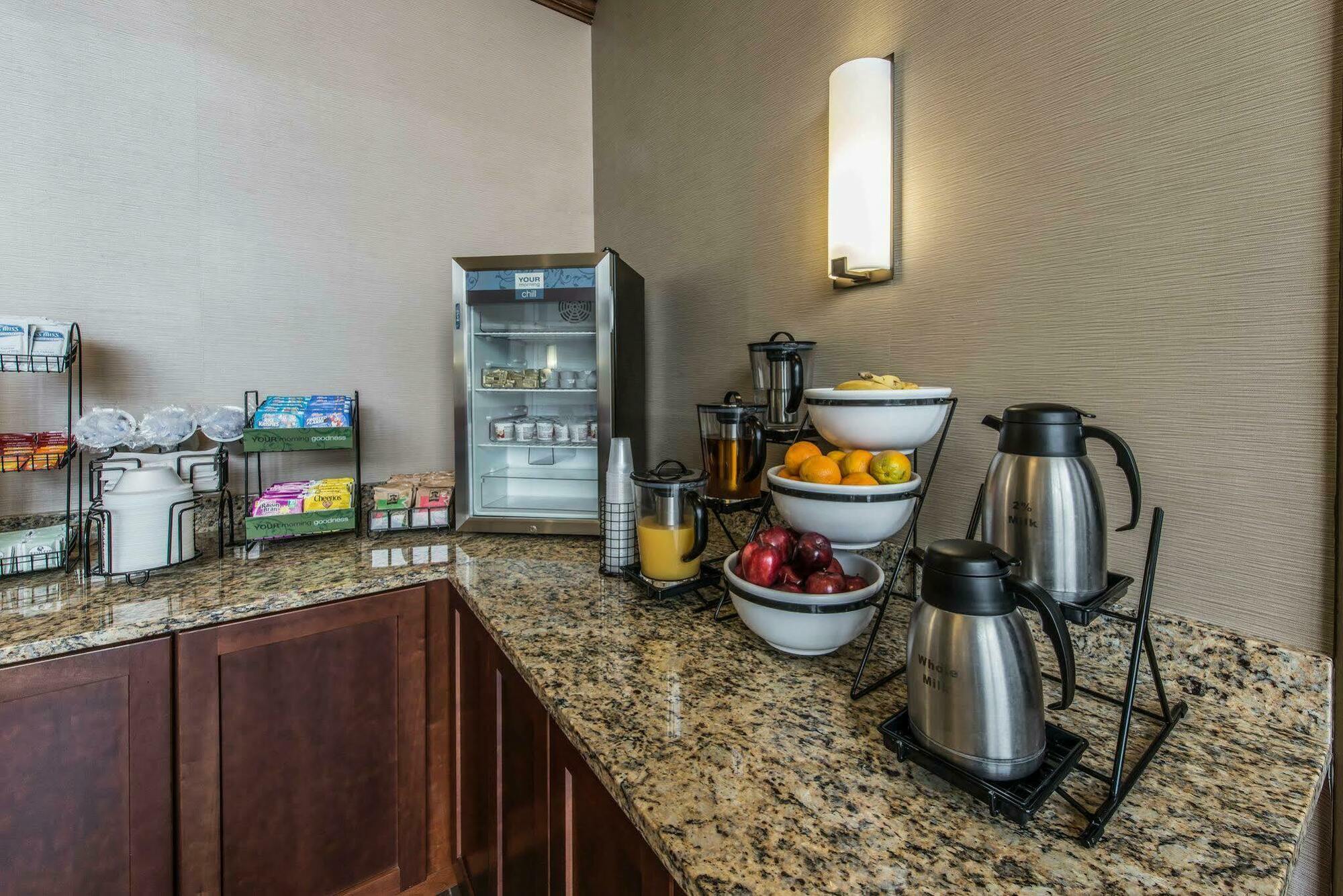 Comfort Inn Aikens Center Мартінсбург Екстер'єр фото